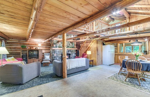 Glidden Cabina | Authentic Log Cabin w/ Private Pond in Glidden