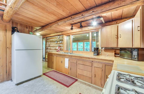 Glidden Cabina | Authentic Log Cabin w/ Private Pond in Glidden