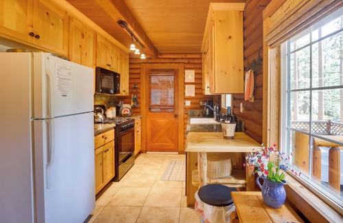 North Upper Truckee Cabina | ¡Cabaña 'Smokey's Den' en South Lake Tahoe con bañera de hidromasaje!