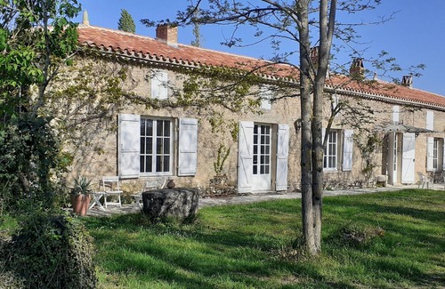 Saint-Pierre-de-Bat Casa | Authentic Maison de Maitre Meunier in the heart of vineyards and organic crops.