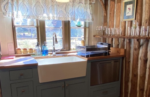 Druid Hills Cabina | Authentic NC Log Cabin~Pond View~Hot Tub~FRESH EGGS