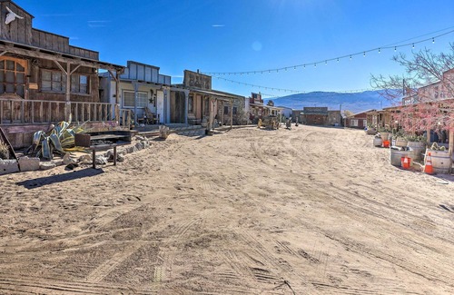 Lucerne Valley Cabina | Authentic Old West ‘Lazy G Ranch’ w/ Mtn Views
