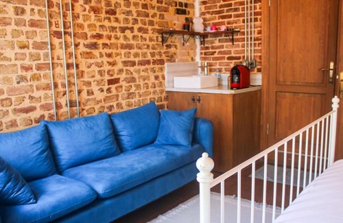 Balat Otro | Authentic Room with Balcony in Balat