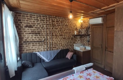 Balat Otro | Authentic Room with Balcony in Balat