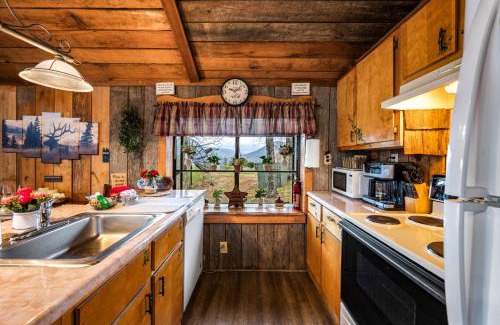 Gatlinburg - Pigeon Forge Villa | Authentic, Rustic, Cute & Cozy!