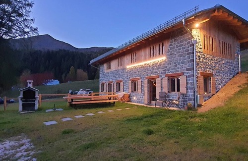 Roncegno Chalet De Esquí | Authentic wooden chalet with panorama, fireplace and alpine flair