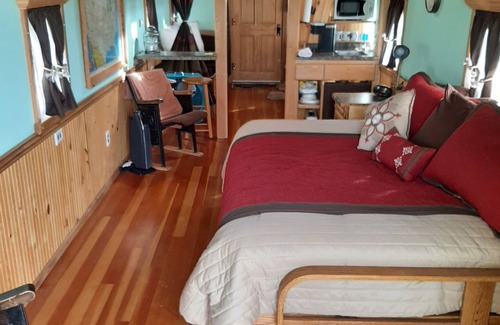 Sturgis Cabina | Authentic Wooden Rock Island Railroad Caboose