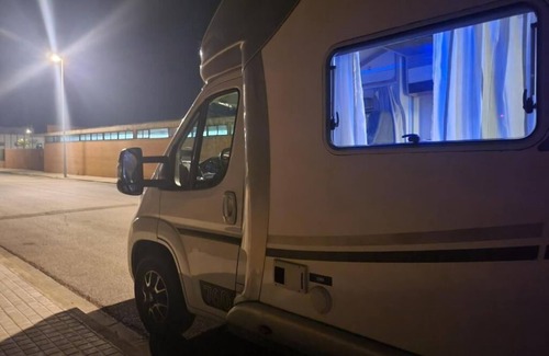 Montcada I Reixac Casa | Autocaravana para 6 plazas (posibilidad de moverse o dormir)