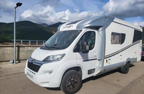 Montcada I Reixac Casa | Autocaravana para 6 plazas (posibilidad de moverse o dormir)