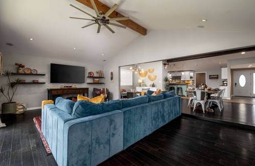 San Carlos Casa | Autumn Adventure | Sleeps 10 | Hot Tub | Billiards