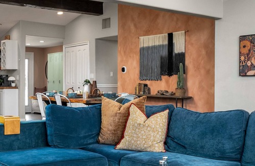 San Carlos Casa | Autumn Adventure | Sleeps 10 | Hot Tub | Billiards