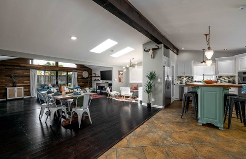 San Carlos Casa | Autumn Adventure | Sleeps 10 | Hot Tub | Billiards