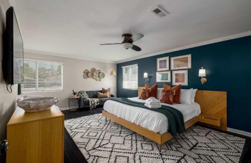San Carlos Casa | Autumn Adventure - Sleeps 10 - Hot Tub - Billiards