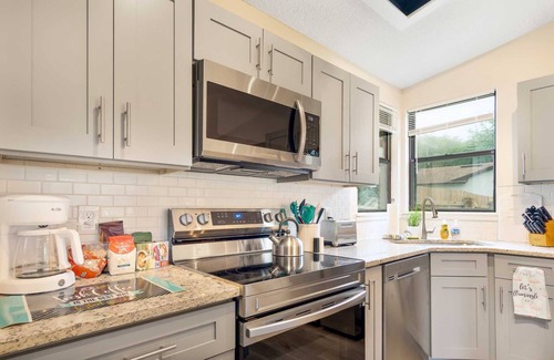 East Arlington Casa | Summer Sale! Glimmering Jacksonville Getaway Grill Mayo & Beach~Sleeps 7