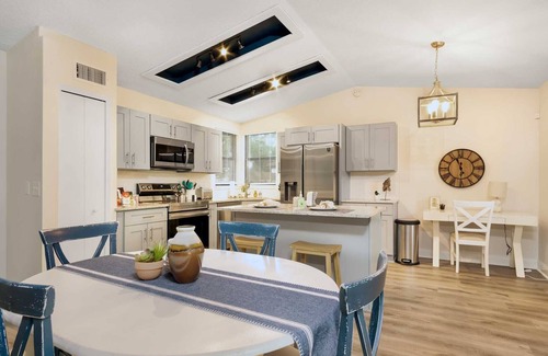 East Arlington Casa | Summer Sale! Glimmering Jacksonville Getaway Grill Mayo & Beach~Sleeps 7