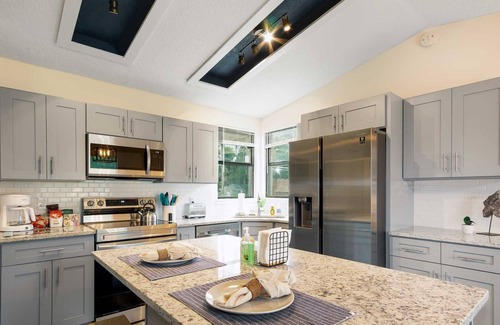 East Arlington Casa | Summer Sale! Glimmering Jacksonville Getaway Grill Mayo & Beach~Sleeps 7