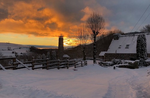 Saint-Alyre-es-Montagne Cabaña | Auvergne Puy de Dome 3 cómodas cabañas con piscina climatizada de junio a septiembre