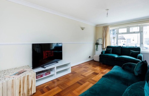 Selhurst Casa | AV Stays - Cosy East Croydon Home Sleeps 6 Free Parking