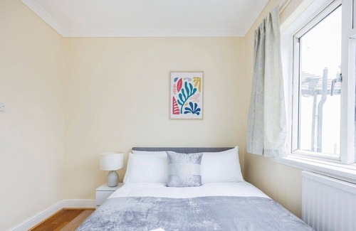 Selhurst Casa | AV Stays - Cosy East Croydon Home Sleeps 6 Free Parking