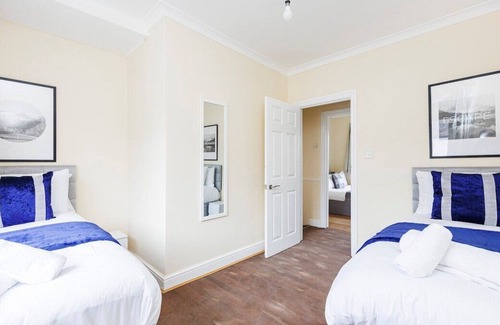 Selhurst Casa | AV Stays - Cosy East Croydon Home Sleeps 6 Free Parking