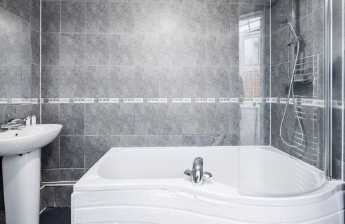 Selhurst Casa | AV Stays - Cosy East Croydon Home Sleeps 6 Free Parking