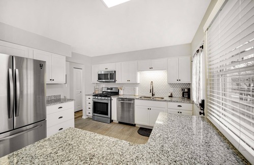 Schererville Casa | AVAIL 10/28- 4 Bed/2 bath remodel Great Neighborhood
