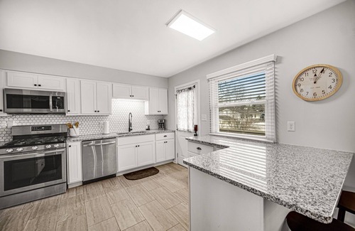 Schererville Casa | AVAIL 10/28- 4 Bed/2 bath remodel Great Neighborhood