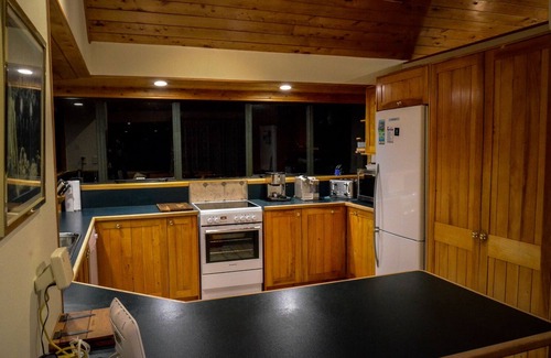 Lake Tarawera Casa | Impresionantes vistas: una casa en el lago para todas las estaciones; vida espaciosa con factor X