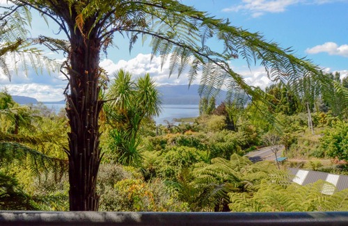 Lake Tarawera Casa | Impresionantes vistas: una casa en el lago para todas las estaciones; vida espaciosa con factor X