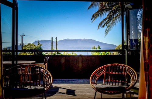 Lake Tarawera Casa | Impresionantes vistas: una casa en el lago para todas las estaciones; vida espaciosa con factor X