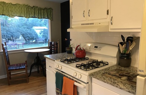 Central Colorado Springs Casa | Stay Artsy COS #StayArtsyCOS #dogfriendly #centralair