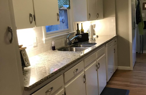 Central Colorado Springs Casa | Stay Artsy COS #StayArtsyCOS #dogfriendly #centralair