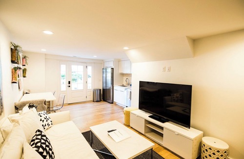 Hillsboro Village Cabaña | Available CMA Week! Hot Tub! 12 South Dolly themed safe beautiful + walkable!