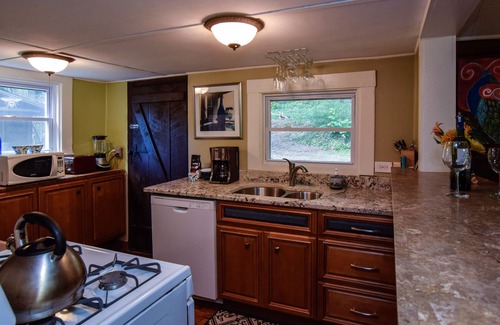 Asheville Cabina | Sweet Cabin In The Woods, a 10 minutos de Ashvl. Un acogedor refugio para artistas con un hermoso jardín