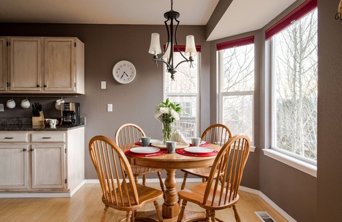 Northwest Colorado Springs Casa | ¡Celebre las vacaciones en nuestra acogedora casa! Clima frío con una cálida chimenea!