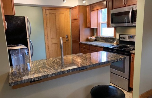 Lansing Casa | Avalon Guest Lodge 2A - Lansing, MI