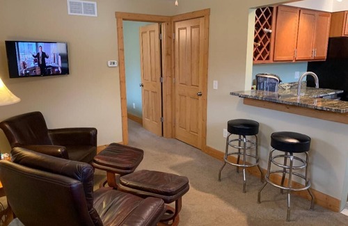 Lansing Casa | Avalon Guest Lodge 2A - Lansing, MI