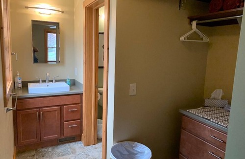 Lansing Casa | Avalon Guest Lodge 2A - Lansing, MI