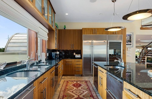 Avalon Casa | Avalon Southend Bayfront Estate! Only one block to the beach!