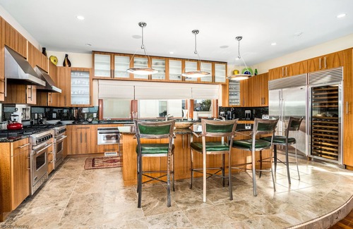 Avalon Casa | Avalon Southend Bayfront Estate! Only one block to the beach!