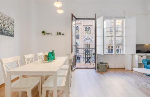 Historical Center Apartamento | Avanti La Campana, con un balcón que te enamorará del ambiente de Sevilla