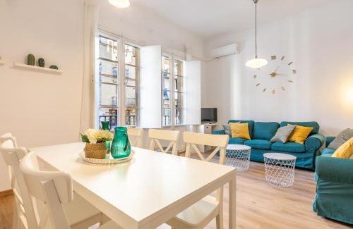 Historical Center Apartamento | Avanti La Campana, con un balcón que te enamorará del ambiente de Sevilla