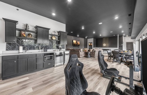 Sevierville Cabina | Avenger-inspired Cabin, Indoor Pool, FREE Waterpark, 10 Bedrooms Sleeps 40