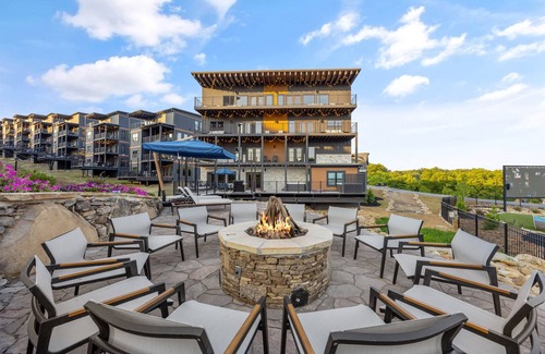Sevierville Cabina | Avenger-inspired Cabin, Indoor Pool, FREE Waterpark, 10 Bedrooms Sleeps 40