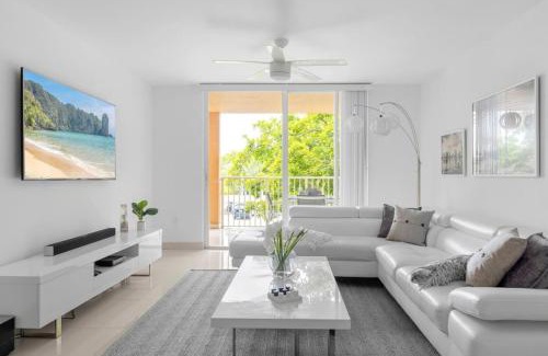 Aventura Casa | Aventura Mall Apt with Pool a Tennis Court and Free parking