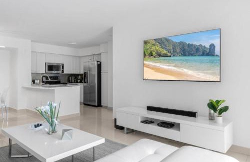 Aventura Casa | Aventura Mall Apt with Pool a Tennis Court and Free parking