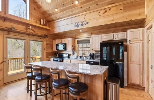 Asheville Cabina | AVL Getaway Mnt View Decks Pool Table