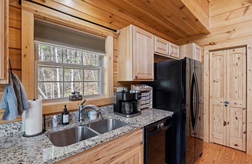 Asheville Cabina | AVL Getaway Mnt View Decks Pool Table