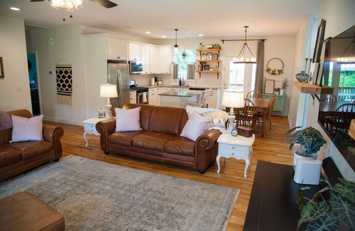 Oakley Casa | AVL Home Convenient to Mtns & City Family Friendly with Hot Tub