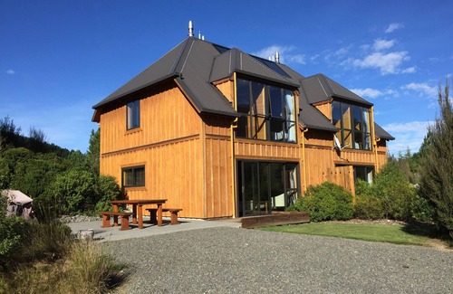 Mt Lyford Casa | Awardwinning luxury eco lodge with optional private outdoor hot tub &great views
